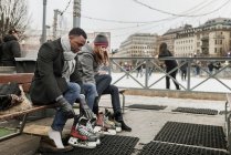 Couple portant patins à glace, mise au point sélective — Photo de stock