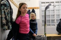 Ragazze nello spogliatoio prepararsi per l'allenamento di hockey su ghiaccio — Foto stock