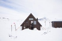 Aussichtsreiche Aussicht auf Hütte im Schnee — Stockfoto