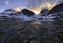 Tjakjatjakka Montanha ao pôr do sol na Suécia — Fotografia de Stock