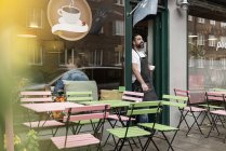 Proprietário de pequenas empresas fora de seu café — Fotografia de Stock