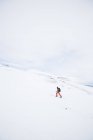 Sci di fondo uomo in splendide montagne innevate — Foto stock