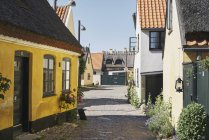 Häuser auf Kopfsteinpflaster Straße in Dragor, Dänemark — Stockfoto