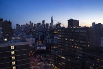 Vue panoramique du paysage urbain de Manhattan en soirée — Photo de stock