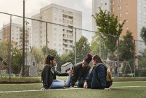 Teenager-Mädchen benutzen Smartphone auf Tennisplatz — Stockfoto