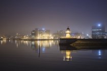 Lighthouse at harbor entrance in Malmo, Sweden at night — Stock Photo