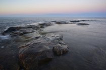 Pedras no Mar Báltico ao pôr do sol — Fotografia de Stock