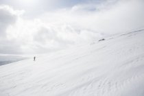 Homem atravessam país esquiando em belas montanhas cobertas de neve — Fotografia de Stock