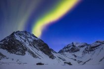 Luci settentrionali sulle montagne innevate della Lapponia, Svezia — Foto stock