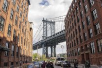 Rue par Brooklyn Bridge, New York — Photo de stock