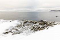 Neige sur les rochers près du lac, mise au point sélective — Photo de stock