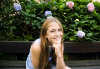 Porträt eines Teenagers gegen Blumen — Stockfoto