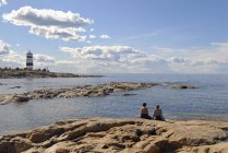 Touristes par la mer à Orrskar, Suède — Photo de stock
