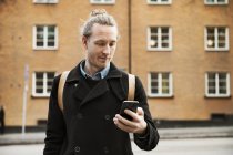 Mann mit Smartphone, selektiver Fokus — Stockfoto