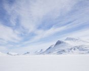 Montañas cubiertas de nieve en el sendero Kungsleden en Laponia, Suecia - foto de stock