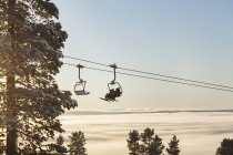 Aussichtsreicher Blick auf den Skilift bei Bäumen — Stockfoto