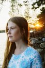 Ritratto di giovane donna con lago sullo sfondo — Foto stock