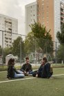 Девочки-подростки сидят на теннисном корте — стоковое фото