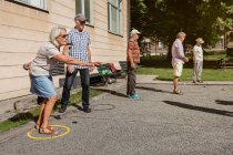 Старшие люди играют в петанк на открытом воздухе — стоковое фото