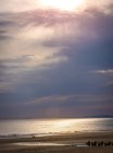 Живописный вид на пляж на закате — стоковое фото
