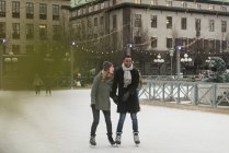 Couple patinage sur glace, mise au point sélective — Photo de stock