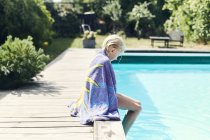 Mädchen sitzt am Pool, Fokus auf Vordergrund — Stockfoto