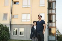 Father with arm around son in city — Stock Photo