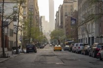 Taxi giallo su strada a Manhattan, New York — Foto stock