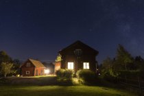Vue panoramique des maisons la nuit — Photo de stock