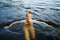 Дівчинка-підліток купання в морі, селективний фокус — стокове фото