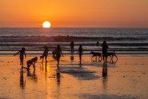 Силуэты людей на пляже на закате в Коста-Рике — стоковое фото
