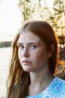 Portrait de jeune femme avec lac en arrière-plan — Photo de stock