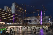 Sergels torg nachts in stockholm, schweden — Stockfoto