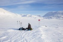 Frau ruht auf Kungsleden-Pfad in Lappland, Schweden — Stockfoto