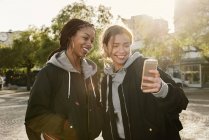 Девочки-подростки используют смартфон, избирательный фокус — стоковое фото