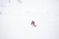 Frau beim Skifahren in schönen schneebedeckten Bergen — Stockfoto