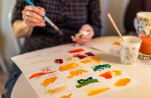 Frau malt mit Aquarellen, ausgeschnitten — Stockfoto