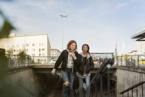 Ragazze adolescenti che camminano e sorridono in città — Foto stock