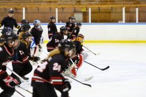 Mädchen laufen beim Eishockey-Training Schlittschuh — Stockfoto
