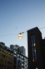 Lumière suspendue sur la rue à Sodermalm, Stockholm — Photo de stock