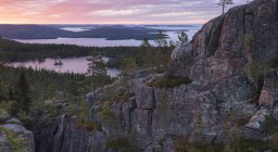 Cliffs and forest by Baltic Sea al tramonto nel Parco nazionale di Skuleskogen, Svezia — Foto stock