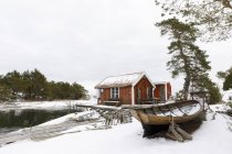 Vista panorâmica de galpões de barco na neve — Fotografia de Stock