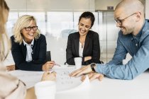 Empresários olhando para os planos durante a reunião — Fotografia de Stock