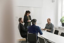 Ділові люди розмовляють під час зустрічі в офісі — стокове фото