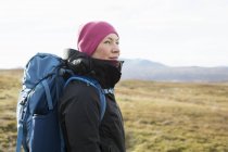 Femme faisant de la randonnée sur le terrain, orientation sélective — Photo de stock