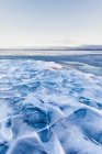Gelo rachado sobre o lago Glan em Ostergotland, Suécia — Fotografia de Stock