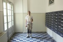 Maler an Briefkästen in Mehrfamilienhaus — Stockfoto