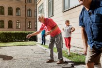 Літні люди грають петанку на відкритому повітрі — стокове фото
