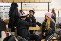 Дівчата в роздягальні готуються до тренувань з хокею — стокове фото