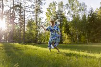 Seniorin tanzt auf Feld — Stockfoto